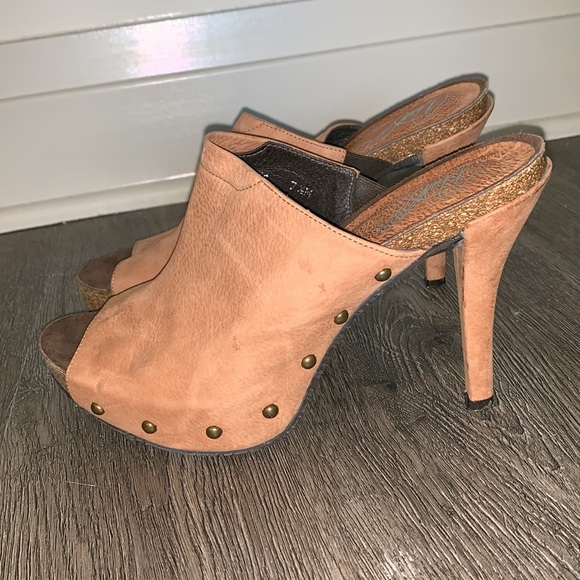 Donald J. Pliner Shoes - Donald J Pliner tan heels with open toe size 7.5 EUC